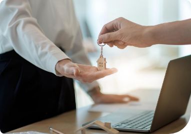 Pai e mãe brincando com o seu bebê na sala de estar