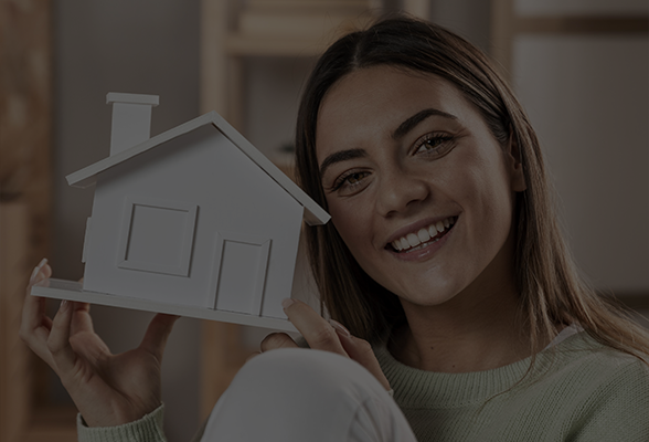 Foto de uma família com quatro pessoas deitadas de bruço no piso do que aparenta ser a sala de estar