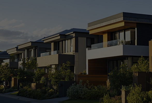 Foto da paisagem da lateral de um carro, no pôr do Sol em uma pista