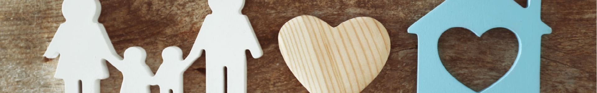 Imagem contendo alguns ícones relacionado a imobiliárias, como casa, um casal de bonecos (desenho) e um coração. Todo sobreposto com a tonalidade laranja