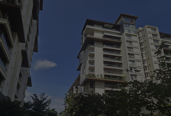 Um homem segurando um MDF em formato de casa